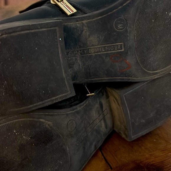 Tommy Hilfiger Black Ankle zipper boots 7M with Gold Emblem - Picture 16 of 16